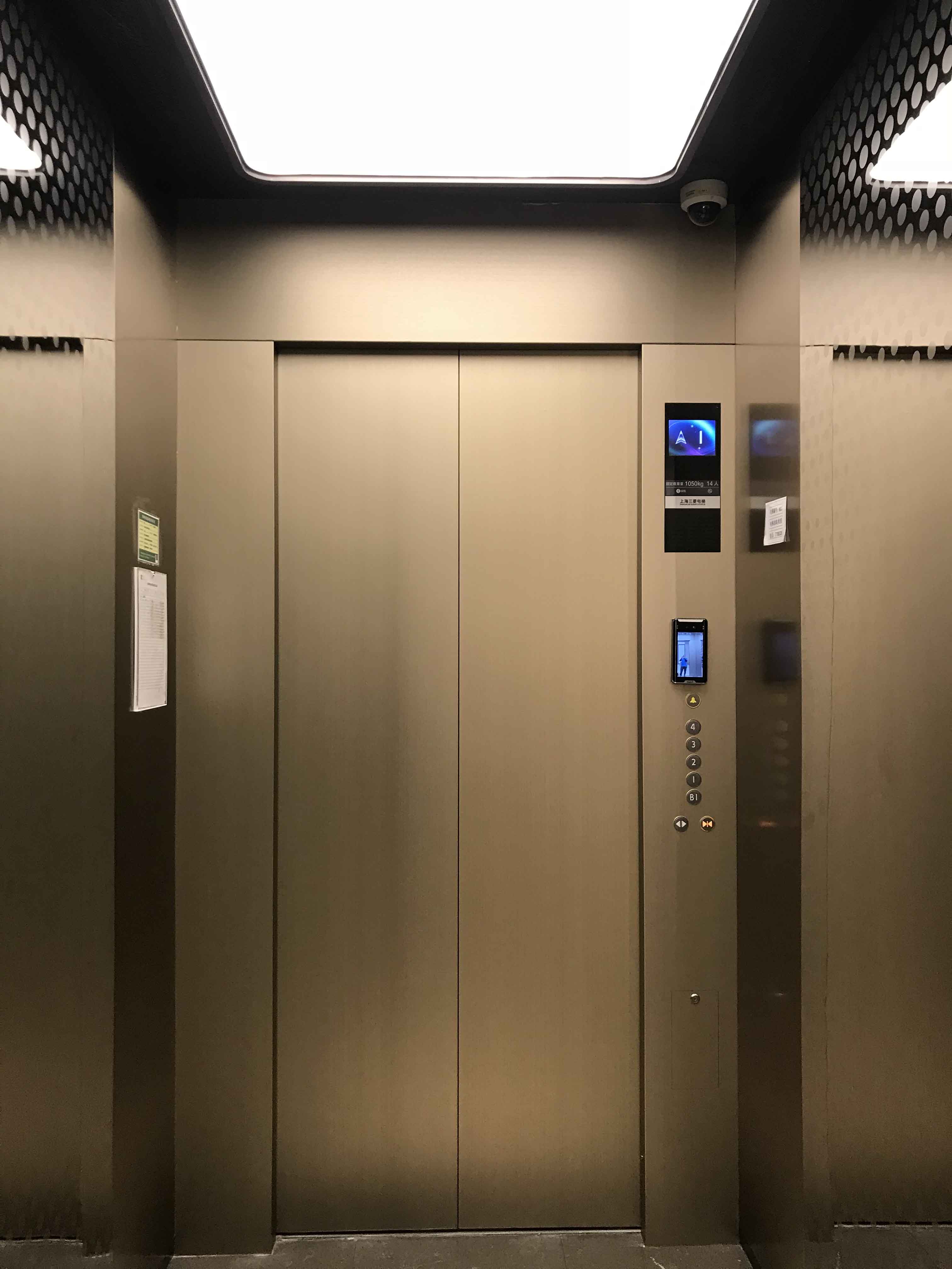 金灣華發商都電梯裝飾膜施工案例